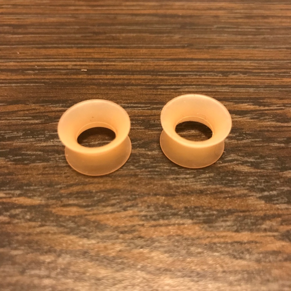 Silicone eyelet plugs